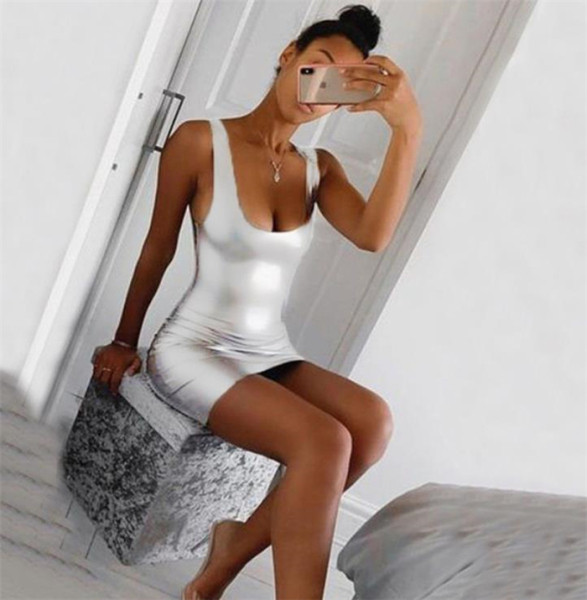 Női testreszabott ruha széles pántokkal, ezüst színben