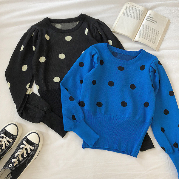 Modern női pulóver ovális nyakkivágással, hosszú ujjakkal, több színű pöttyökkel