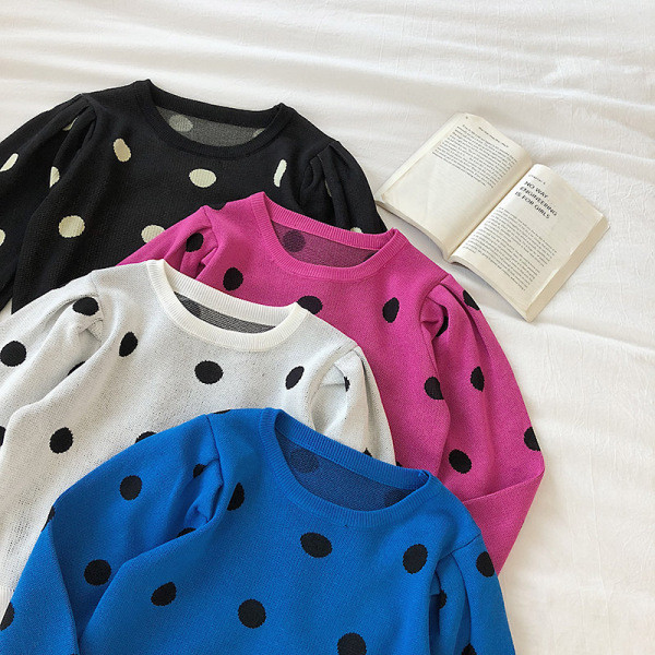 Modern női pulóver ovális nyakkivágással, hosszú ujjakkal, több színű pöttyökkel