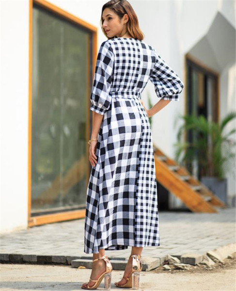 Női modern kockás ruha aszimmetrikus modell hasítékkal, két színben