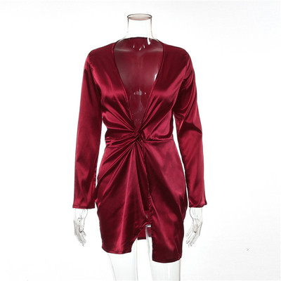 Stílusos női ruha rövid modell mély spitz nyakkivágással és több színben hasítékkal