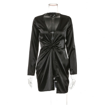 Stílusos női ruha rövid modell mély spitz nyakkivágással és több színben hasítékkal