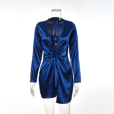 Stílusos női ruha rövid modell mély spitz nyakkivágással és több színben hasítékkal