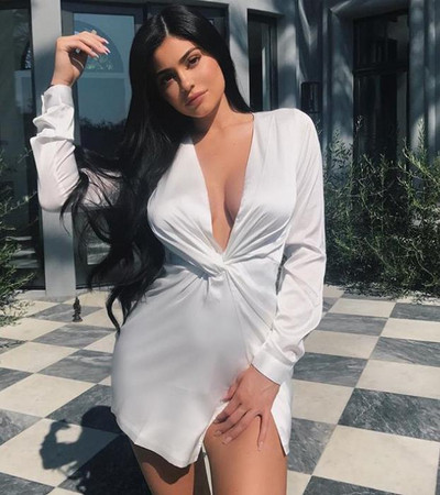 Stílusos női ruha rövid modell mély spitz nyakkivágással és több színben hasítékkal