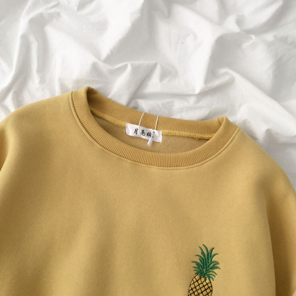 Alkalmi női blúz öt színben, hímzéssel és ovális nyakkivágással