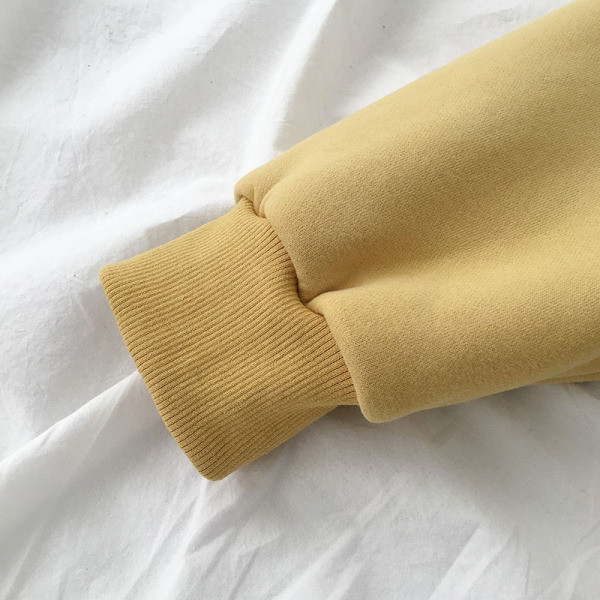 Alkalmi női blúz öt színben, hímzéssel és ovális nyakkivágással