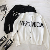 Modern mellény gombokkal és fekete-fehér felirattal