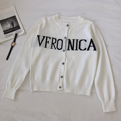 Modern mellény gombokkal és fekete-fehér felirattal