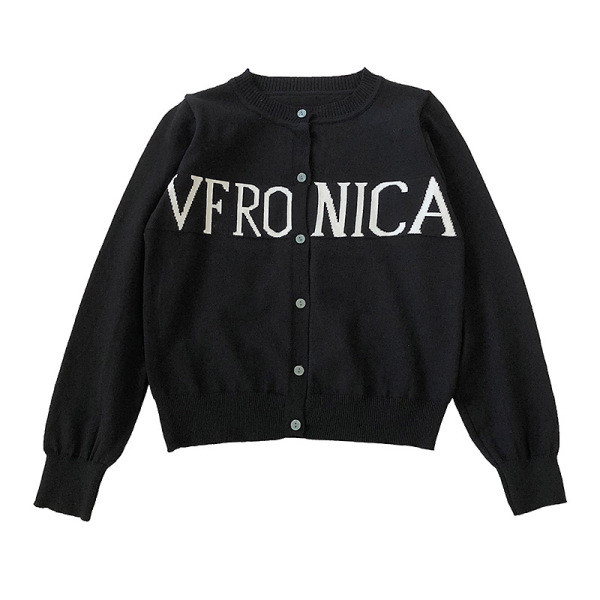 Modern mellény gombokkal és fekete-fehér felirattal