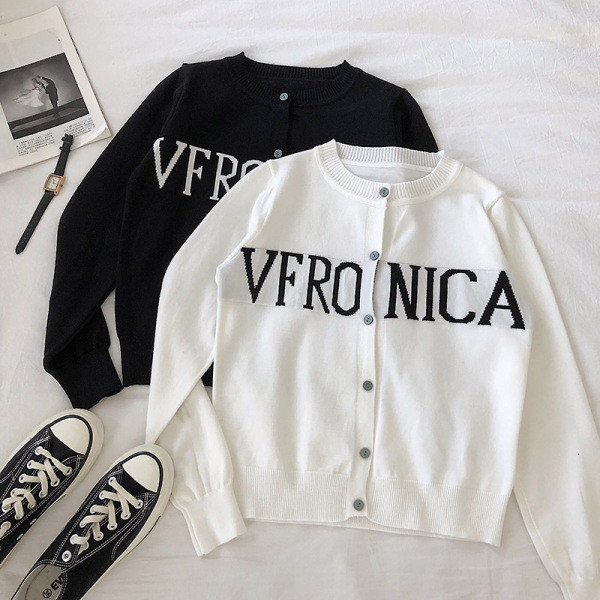 Modern mellény gombokkal és fekete-fehér felirattal