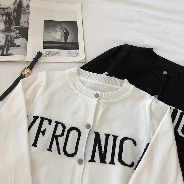 Modern mellény gombokkal és fekete-fehér felirattal