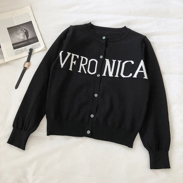 Modern mellény gombokkal és fekete-fehér felirattal