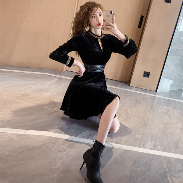 Új modell női ruha vágott bársony darabokkal fekete színben - szabású modell