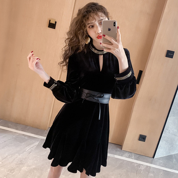 Új modell női ruha vágott bársony darabokkal fekete színben - szabású modell