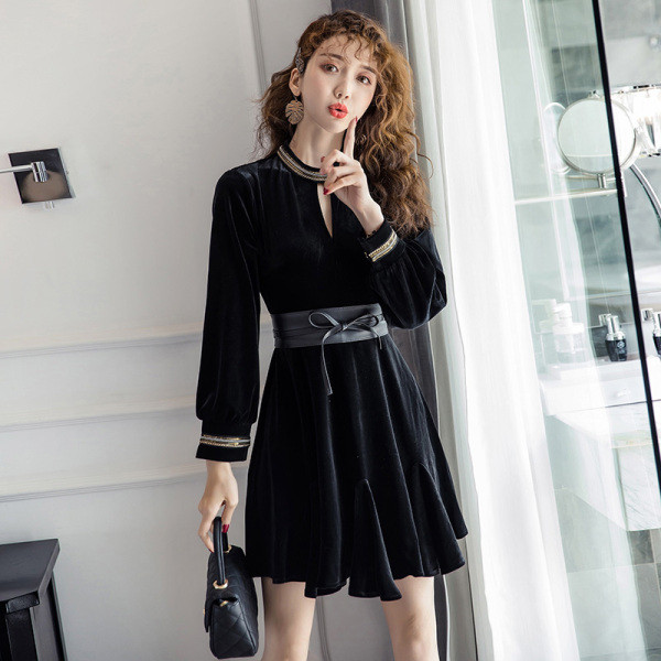 Új modell női ruha vágott bársony darabokkal fekete színben - szabású modell