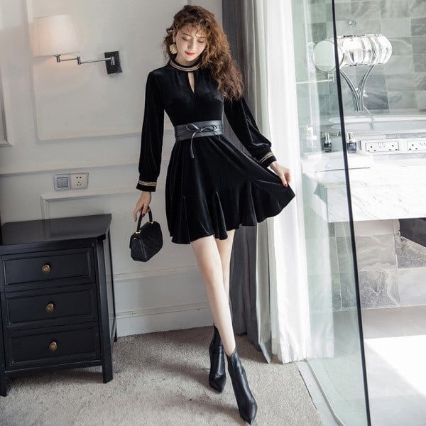 Új modell női ruha vágott bársony darabokkal fekete színben - szabású modell