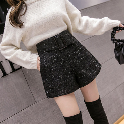 Κομψά γυναικεία σορτς με ζώνη και κομψή μαύρη επίδραση