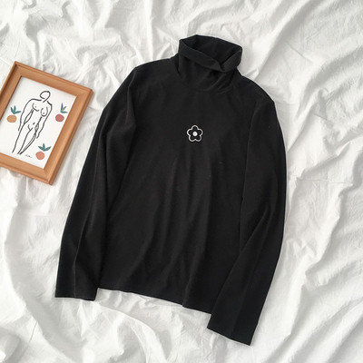 Modern női blúz fekete-fehér színben, magas gallérral és hímzéssel