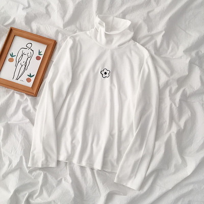 Modern női blúz fekete-fehér színben, magas gallérral és hímzéssel