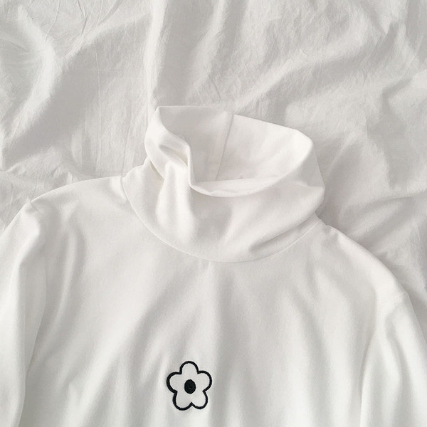 Modern női blúz fekete-fehér színben, magas gallérral és hímzéssel