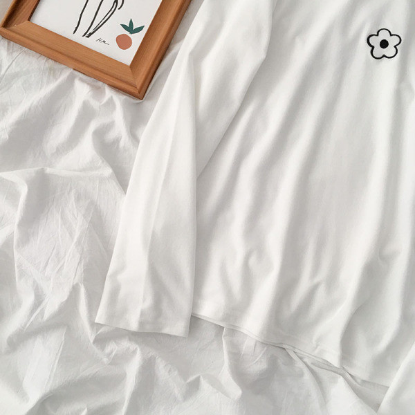 Modern női blúz fekete-fehér színben, magas gallérral és hímzéssel