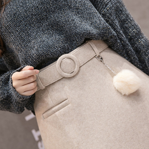 Modern női téli szoknya magas derékkal és övvel rózsaszín, fekete és bézs színben