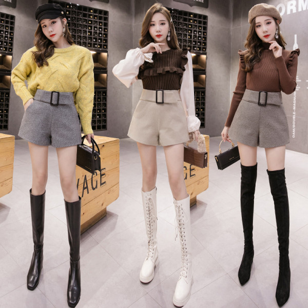 Téli rövidnadrág szürke, bézs és barna övvel