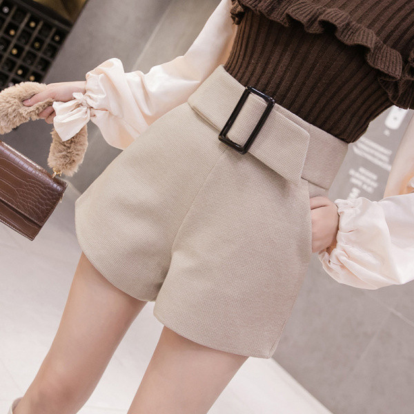 Téli rövidnadrág szürke, bézs és barna övvel