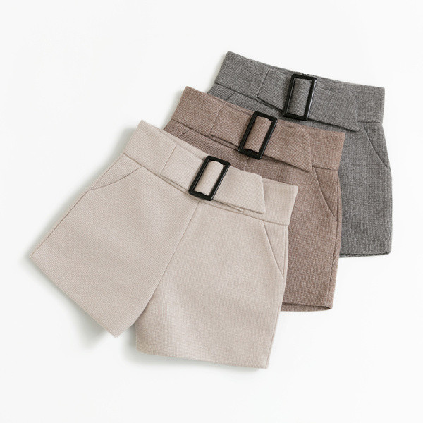 Téli rövidnadrág szürke, bézs és barna övvel