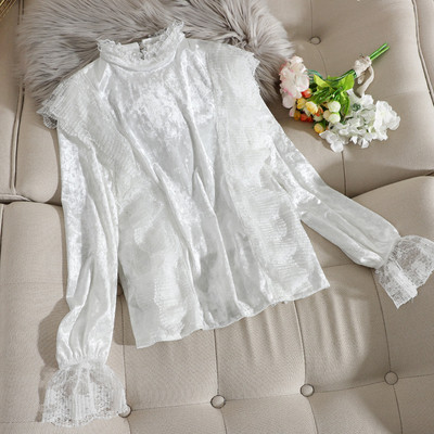 Modern női bársony blúz csipkével és alacsony gallérral