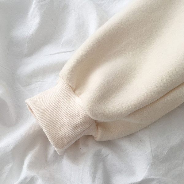 Alkalmi női blúz bézs és fekete színben, rátéttel