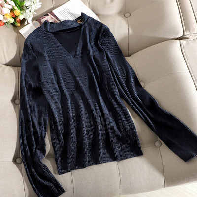 Πλισέ γυναικεία μπλούζα από βελούδο με V-neckline