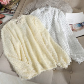 Női pehelyblúz csipkével és alacsony gallérral