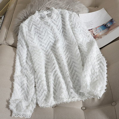 Női pehelyblúz csipkével és alacsony gallérral