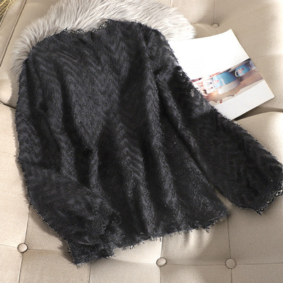 Női pehelyblúz csipkével és alacsony gallérral