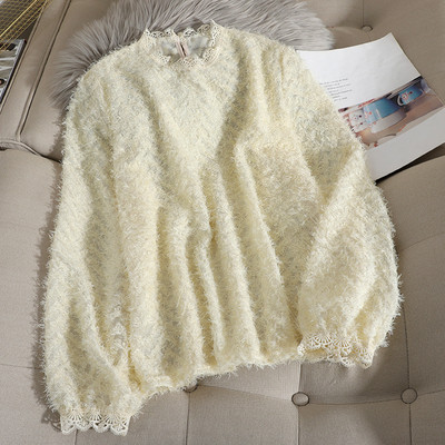 Női pehelyblúz csipkével és alacsony gallérral