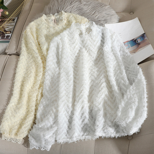 Női pehelyblúz csipkével és alacsony gallérral