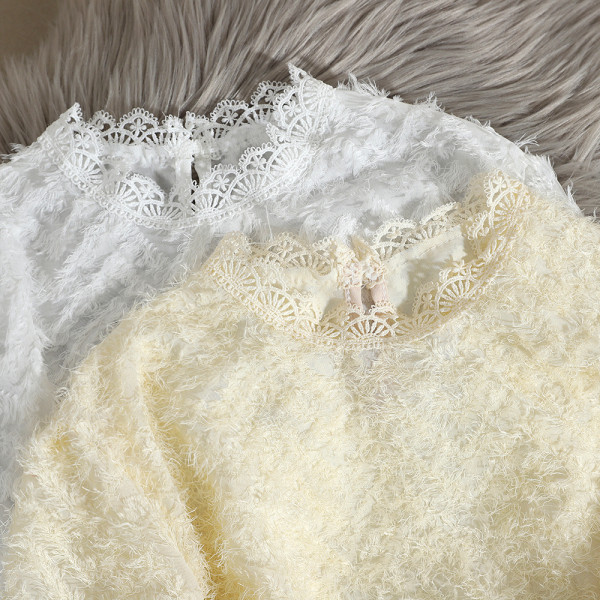 Női pehelyblúz csipkével és alacsony gallérral
