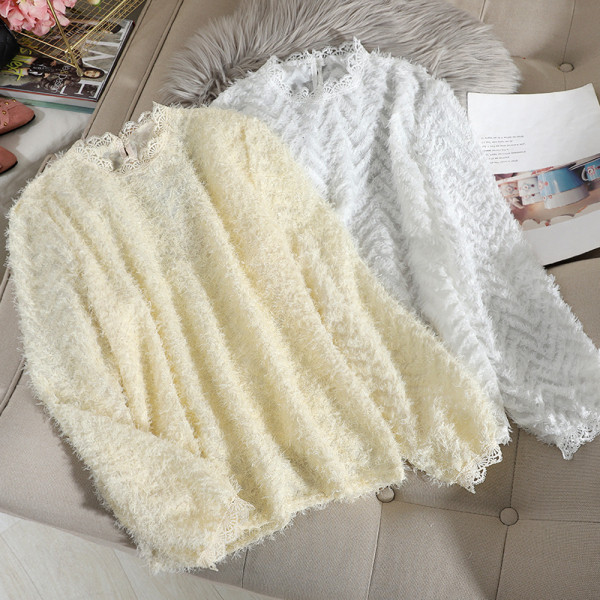 Női pehelyblúz csipkével és alacsony gallérral