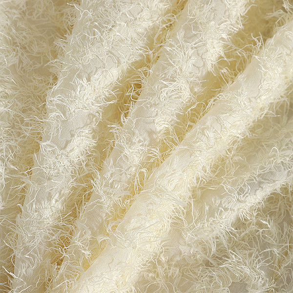 Női pehelyblúz csipkével és alacsony gallérral