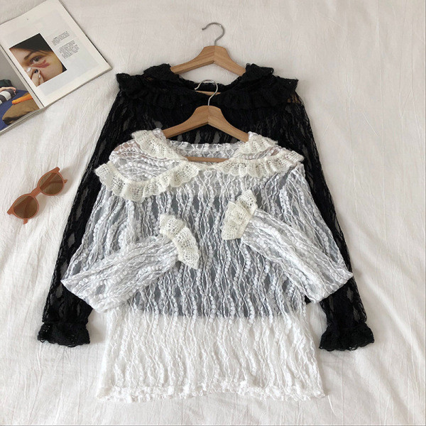 Modern női csipkeblúz ovális nyakkivágással, fehér és fekete színben