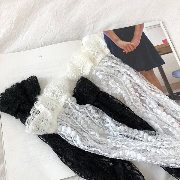 Modern női csipkeblúz ovális nyakkivágással, fehér és fekete színben