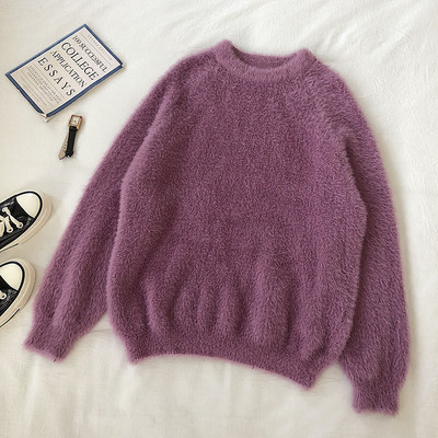 Μοντέρνο χνουδωτό γυναικείο πουλόβερ με οβάλ λαιμόκοψη και μακρύ μανίκι