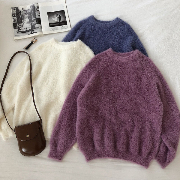 Μοντέρνο χνουδωτό γυναικείο πουλόβερ με οβάλ λαιμόκοψη και μακρύ μανίκι