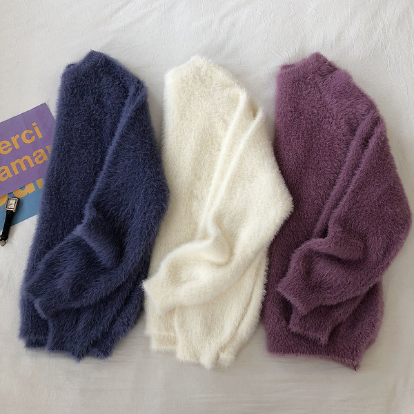 Μοντέρνο χνουδωτό γυναικείο πουλόβερ με οβάλ λαιμόκοψη και μακρύ μανίκι