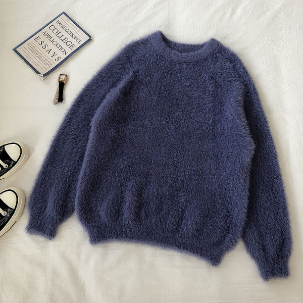 Μοντέρνο χνουδωτό γυναικείο πουλόβερ με οβάλ λαιμόκοψη και μακρύ μανίκι