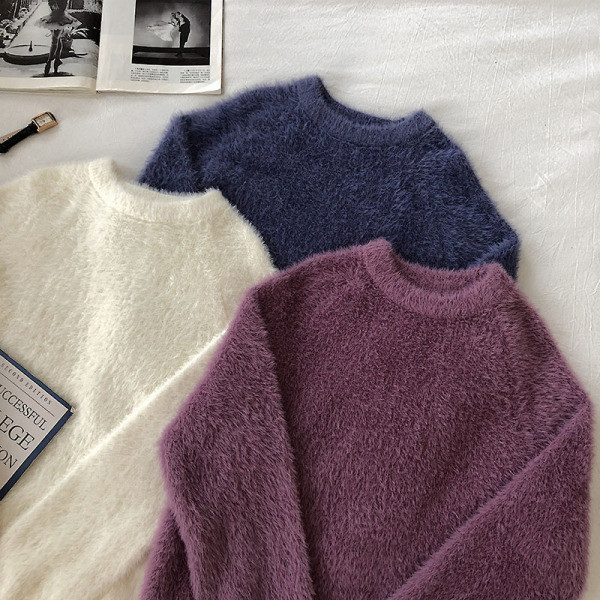 Μοντέρνο χνουδωτό γυναικείο πουλόβερ με οβάλ λαιμόκοψη και μακρύ μανίκι