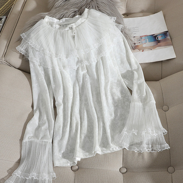 Μοντέρνα γυναικεία μπλούζα βελούδο με τούλι και κουμπιά