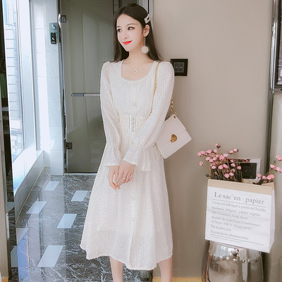 Μοντέρνο γυναικείο φόρεμα με μακριά μανίκια και κουμπιά σε λευκό χρώμα