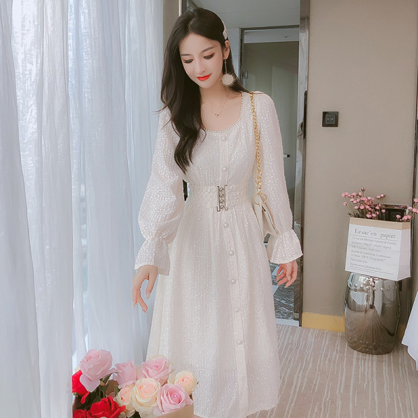 Μοντέρνο γυναικείο φόρεμα με μακριά μανίκια και κουμπιά σε λευκό χρώμα